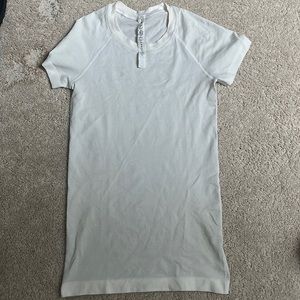 Size 2 White Lululemon Swiftly Tech